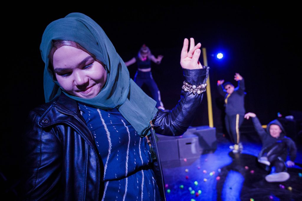 Selvitytyjät jängi. Sanna Kärkkäinen ja Merja Pennanen yms.